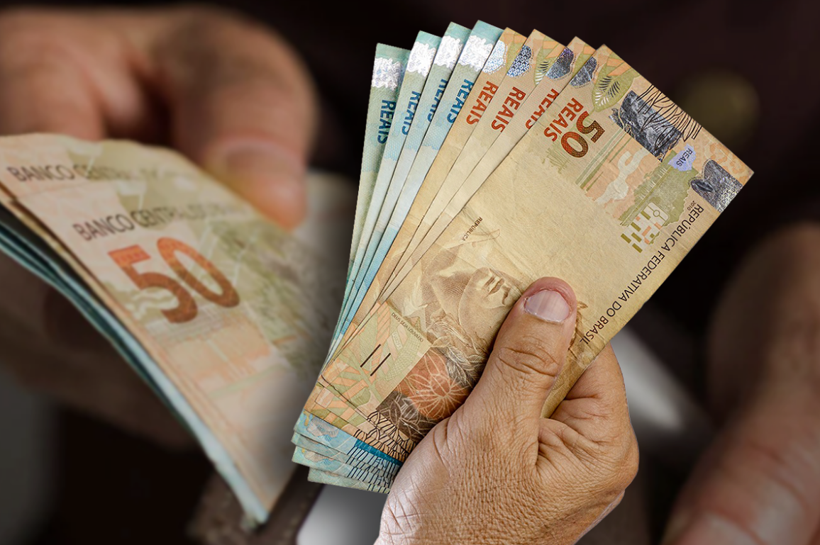 Dinheiro em espécie com cédulas de 50 reais, representando um reembolso financeiro.