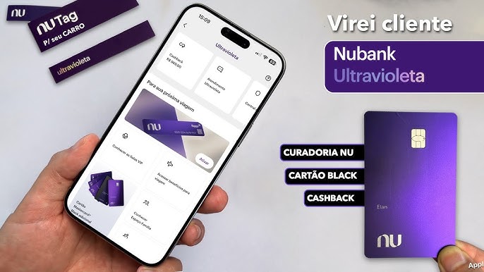 Imagem de smartphone exibindo o aplicativo do Nubank Ultravioleta com cartão roxo e opções de benefícios como cashback e acúmulo de pontos.