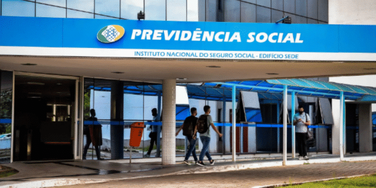 Fachada do INSS, relacionado ao bônus para acelerar análise de aposentadorias e auxílios.