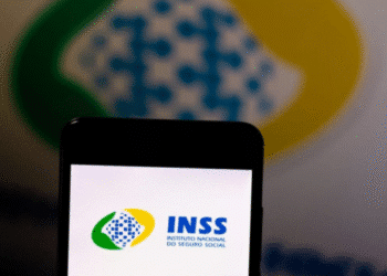 Logo do INSS com fundo desfocado, tema sobre contestação de descontos indevidos.