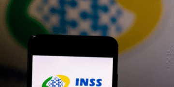 Logo do INSS com fundo desfocado, tema sobre contestação de descontos indevidos.