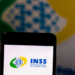 Logo do INSS com fundo desfocado, tema sobre contestação de descontos indevidos.