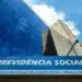 Fachada do Instituto Nacional do Seguro Social (INSS) com céu azul ao fundo e o logo da Previdência Social na entrada.