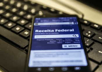 Tela de celular mostrando site da Receita Federal sobre consulta ao 4º lote da restituição do IR.