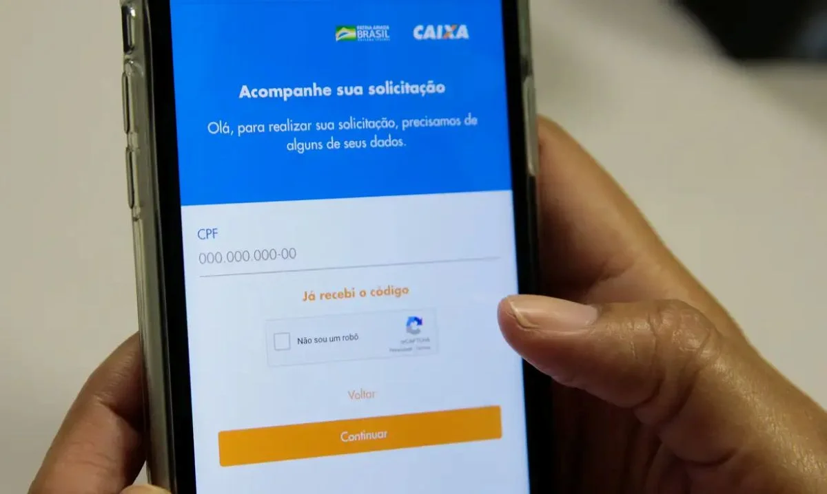 Tela de acompanhamento da solicitação do auxílio emergencial da Caixa Econômica Federal com CPF e código de verificação.