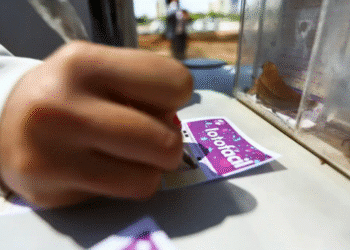 Pessoa preenchendo bilhete da Lotofácil da Independência 2025.