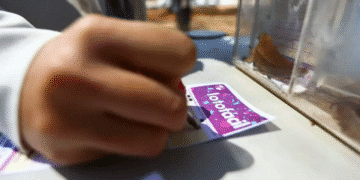 Pessoa preenchendo bilhete da Lotofácil da Independência 2025.