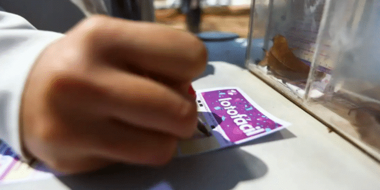 Pessoa preenchendo bilhete da Lotofácil da Independência 2025.