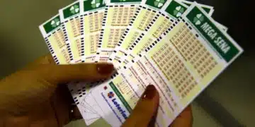 Bilhetes da Mega-Sena em mãos antes do sorteio acumulado de R$ 100 milhões