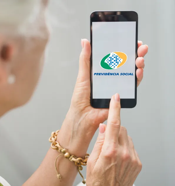 Pessoa utilizando o aplicativo da Previdência Social para fazer a prova de vida.