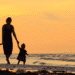 Mulher com seus filhos na praia, simbolizando o conceito de mulheres chefes de família.