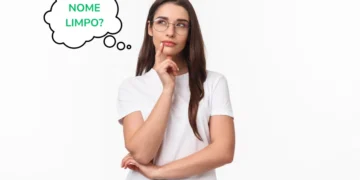 Mulher pensando sobre o conceito de 'nome limpo' e se ele é restaurado após 5 anos, com balão de pensamento.