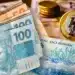 Notas e moedas do Real, representando o pagamento do programa Pé-de-Meia.