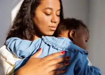 Imagem de mãe segurando seu filho nos braços, simbolizando o programa Mães de Pernambuco e o pagamento de R$ 300, que será liberado em setembro de 2025.