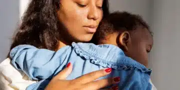 Imagem de mãe segurando seu filho nos braços, simbolizando o programa Mães de Pernambuco e o pagamento de R$ 300, que será liberado em setembro de 2025.