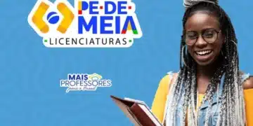 Jovem sorridente com cabelo trançado, segurando livros, representando o programa Pé-de-Meia Licenciaturas e as novas regras para garantir o pagamento da bolsa mensal de R$ 1.050