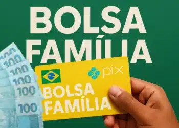 Cartão do Bolsa Família com o logo do PIX e cédulas de R$ 100