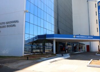 Fachada do Instituto Nacional do Seguro Social (INSS), instituição responsável pelos pagamentos do 13º salário aos aposentados e pensionistas.