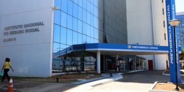 Fachada do Instituto Nacional do Seguro Social (INSS), instituição responsável pelos pagamentos do 13º salário aos aposentados e pensionistas.