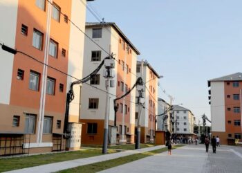 Novos edifícios de apartamentos em um condomínio popular, representando o avanço na redução do déficit habitacional.