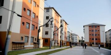 Novos edifícios de apartamentos em um condomínio popular, representando o avanço na redução do déficit habitacional.