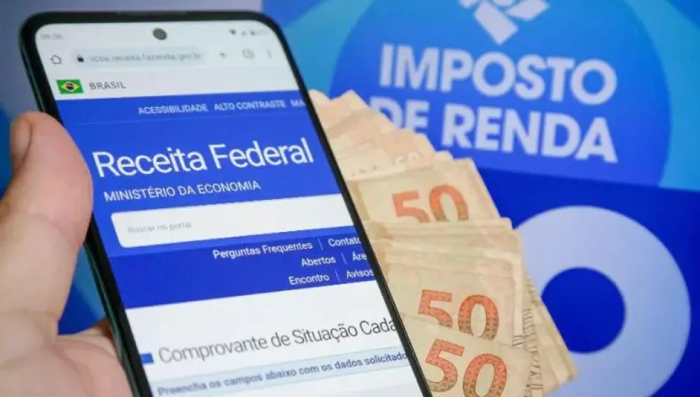 Tela de consulta do Imposto de Renda no site da Receita Federal com cédulas de R$ 50 reais ao fundo