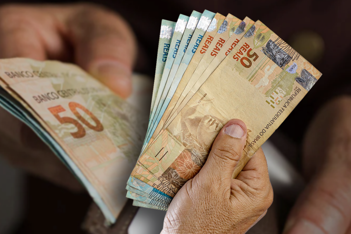 Mãos segurando notas de reais de 50 e 100, representando a alteração inédita do Saque-Aniversário FGTS anunciada pela CAIXA para setembro.