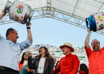 Autoridades comemoram lançamento do Gás do Povo durante evento em comunidade.