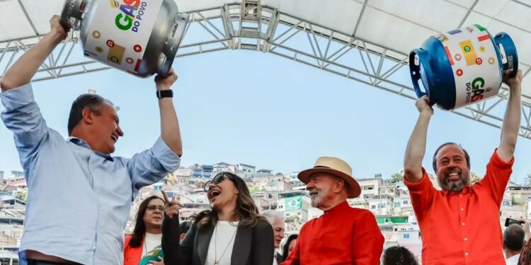 Autoridades comemoram lançamento do Gás do Povo durante evento em comunidade.