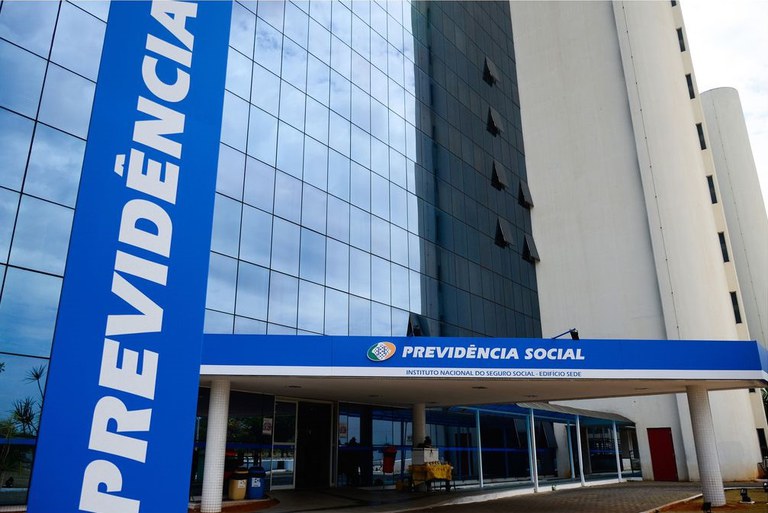 Fachada do edifício sede do INSS com o nome PREVIDÊNCIA SOCIAL em destaque.