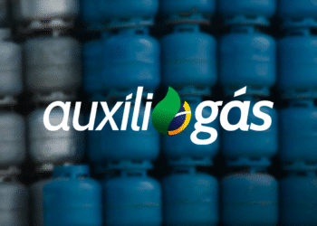 Logo Auxílio Gás sobre fundo com botijões de gás azuis empilhados