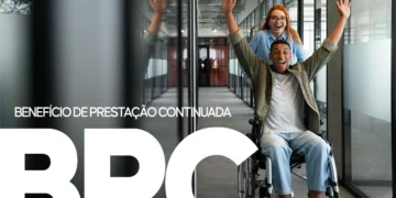 Homem sorridente em cadeira de rodas, sendo empurrado por uma mulher em um escritório, com as letras 'BPC' em destaque, ilustrando o recebimento do benefício.