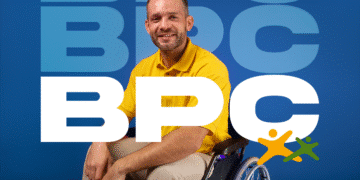 Homem em uma cadeira de rodas sorrindo, com a sigla BPC e a frase "Benefício de Prestação Continuada" em destaque.