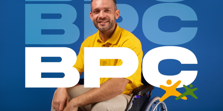 Homem em uma cadeira de rodas sorrindo, com a sigla BPC e a frase "Benefício de Prestação Continuada" em destaque.