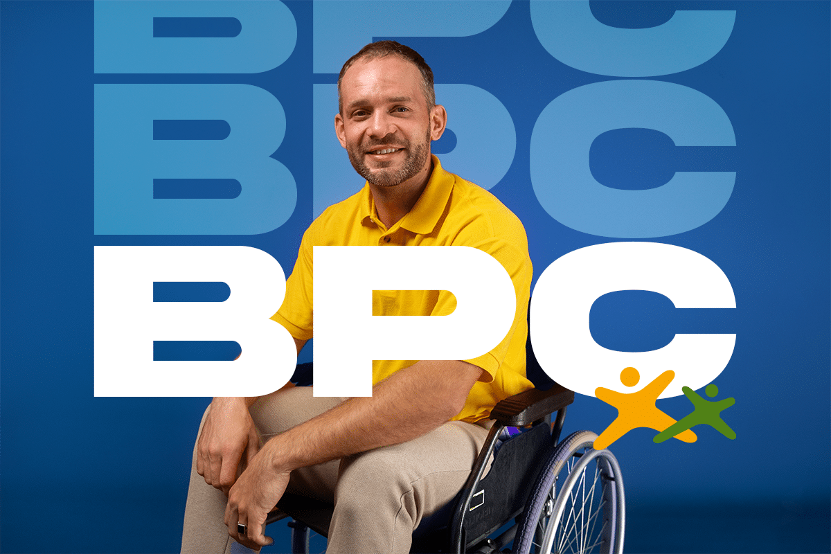 Homem sorrindo em uma cadeira de rodas, com a sigla "BPC" e o texto "Benefício de Prestação Continuada" em destaque. Ele usa uma camisa polo amarela e calça cáqui.