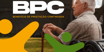 Idoso sentado em um banco segurando uma bengala, com o logo do BPC - Benefício de Prestação Continuada.
