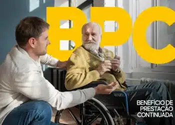 Idoso recebendo apoio para cuidados pessoais, com destaque para o programa BPC (Benefício de Prestação Continuada).