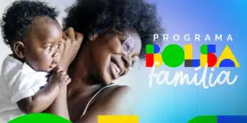 Família feliz com mãe sorrindo e segurando o filho, ao lado do logo colorido do Programa Bolsa Família.