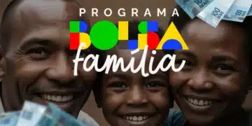 Família sorrindo, composta por pai, mãe e uma criança, com a logo do Programa Bolsa Família em cores vibrantes e notas de 100 reais ao redor.