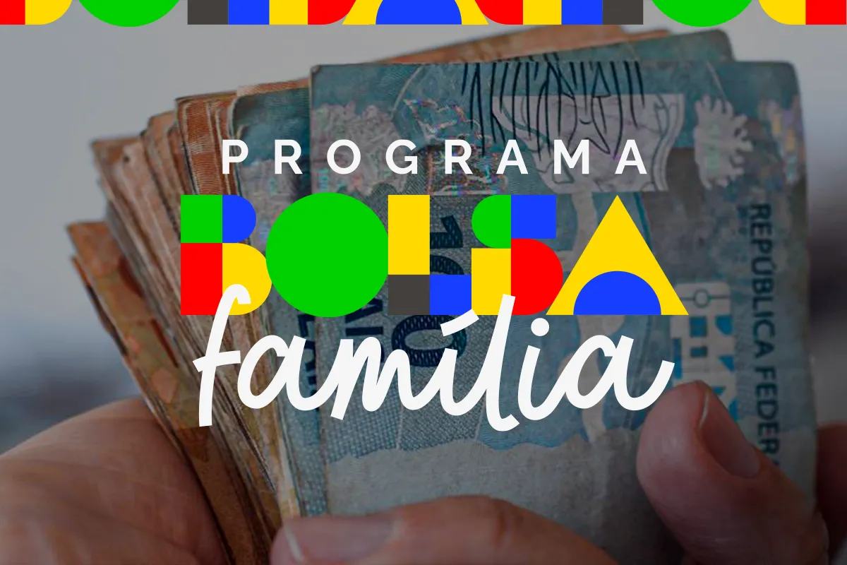 Mãos segurando notas de dinheiro com o logo do Bolsa Família, ilustrando a distribuição dos pagamentos e adicionais do programa.