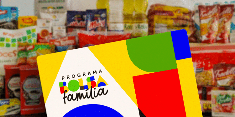 Cartão do Programa Bolsa Família sobre fundo de alimentos essenciais, representando o auxílio às famílias brasileiras.
