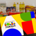 Cartão do Programa Bolsa Família sobre fundo de alimentos essenciais, representando o auxílio às famílias brasileiras.