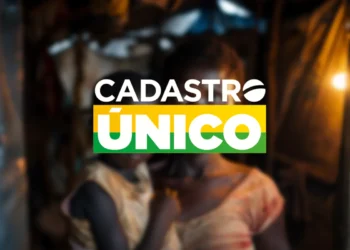 Imagem de mãe com criança e logo do CadÚnico, destacando o mutirão para atualização em outubro