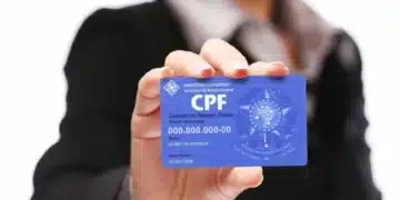 essoa segurando cartão de CPF, representando consulta e situação de crédito negativado em 2025.