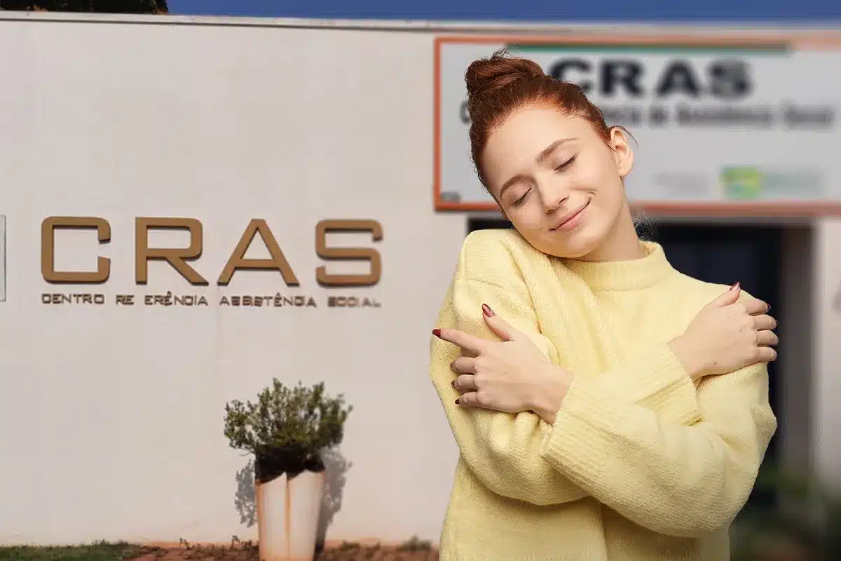 Mulher feliz em frente ao CRAS simbolizando apoio ao cidadão