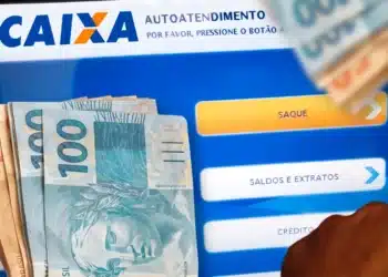 Pessoas recebendo os novos valores do Caixa Tem de R$ 600, R$ 750, R$ 800 e R$ 1.000, com cédulas de 100 e 50 reais nas mãos, em frente a um caixa eletrônico da Caixa Econômica Federal. A tela do caixa mostra as opções de Saque, Saldos e Extratos.