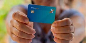 Pessoa exibindo o cartão CAIXA Tem em destaque, representando a facilidade de solicitação.