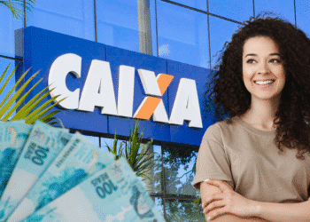 Mulher sorrindo em frente à agência da Caixa Econômica Federal com notas de 100 reais em destaque