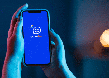 Pessoa segurando celular com a tela do aplicativo CAIXA Tem aberta