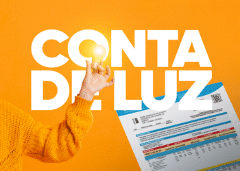 Ilustração de uma mão segurando uma lâmpada acesa, simbolizando a economia de energia, e uma conta de luz na parte inferior da imagem, representando a Tarifa Social de Energia Elétrica.